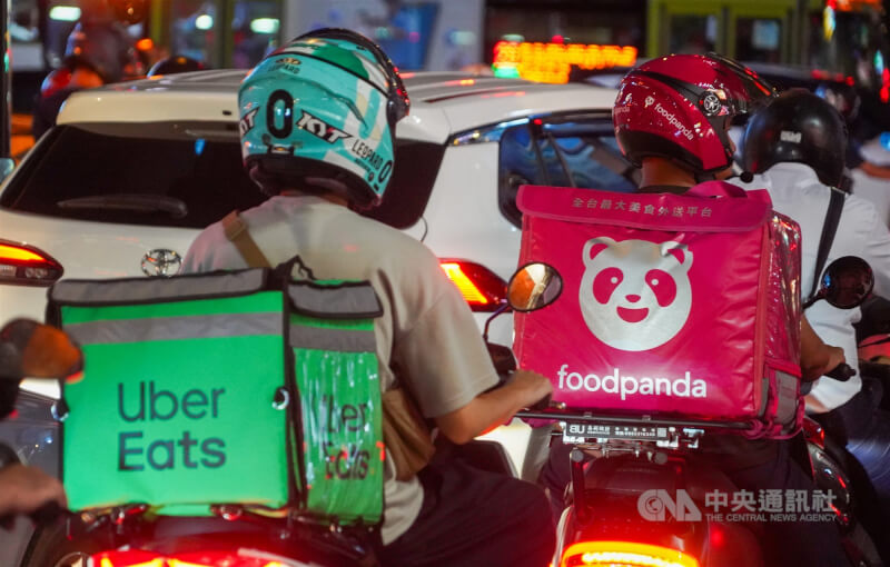 Uber擬以148億美元股權價值，收購foodpanda母公司Delivery Hero。圖為台北街頭的Uber Eats及foodpanda外送員。（中央社檔案照片）