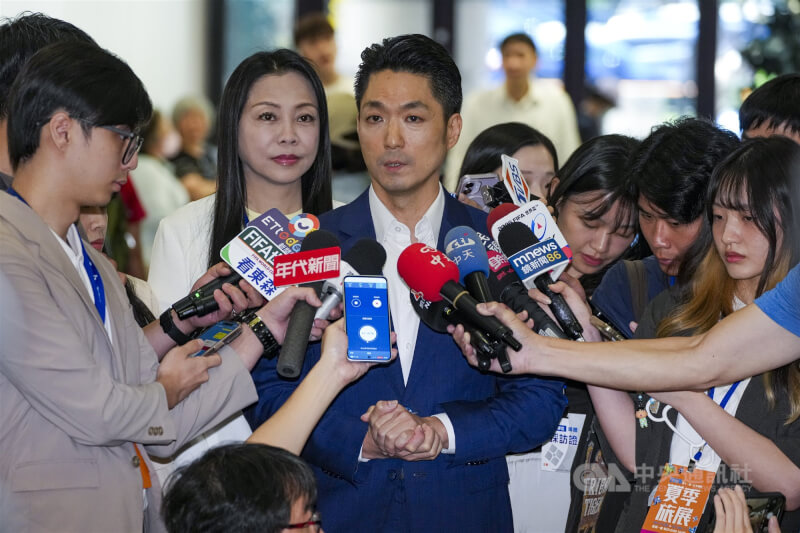 台北市長蔣萬安（中）17日出席第11屆台北國際夏季旅展開幕典禮，會前接受媒體聯訪。中央社記者鄭清元攝　115年7月17日