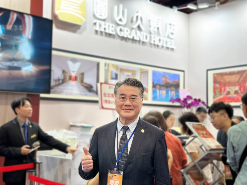 圓山大飯店總經理方遠懷親力親為,親臨旅展會場與民眾互動。