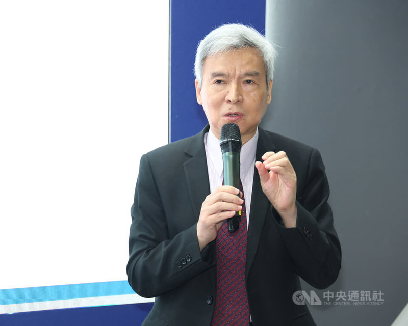 國衛院「國家級接力研發近25年 台灣自製腸病毒A71型疫苗成功走向國際」記者會,17日在亞洲生技大展國衛院攤位舉行,國衛院院長司徒惠康向媒體說明成果。中央社記者張新偉攝 115年7月17日