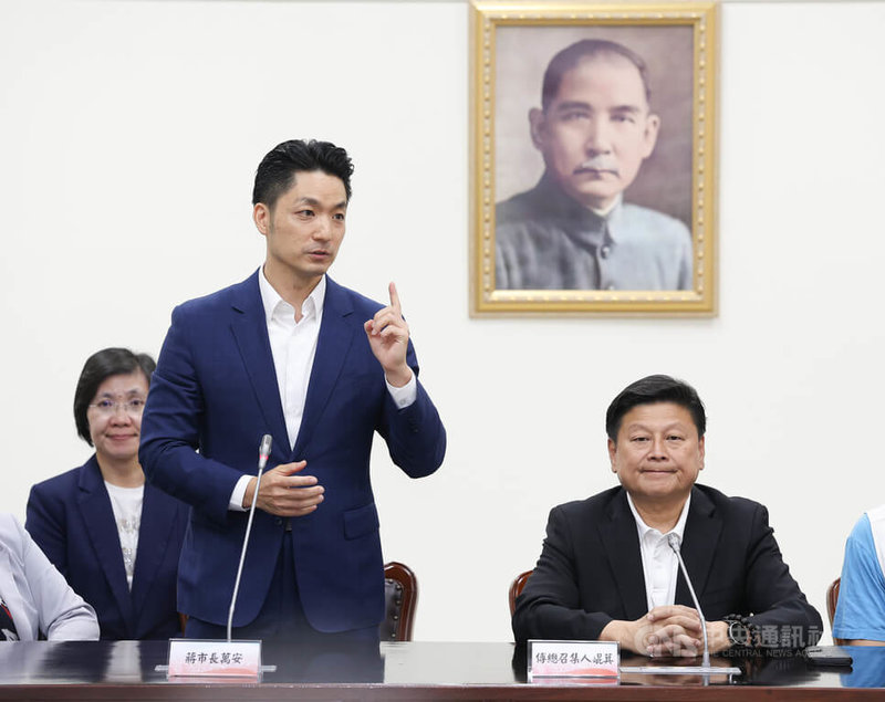 中聯油品案未歇,台北市長蔣萬安(前左)17日拜會國民黨立法院黨團,就食安議題交換意見。圖前右為國民黨團總召傅崐萁。中央社記者謝佳璋攝 115年7月17日