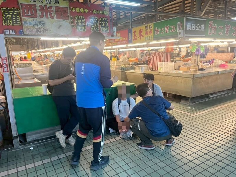 高雄岡山警分局組成專案小組，近期在24小時內跨轄兵分多路，接連逮捕4名詐欺車手，除現場攔阻近百萬元贓款，更精準瓦解詐騙集團「一線面交、二線收水」的犯罪網絡。（高雄岡山警分局提供）中央社記者洪學廣傳真  115年7月18日