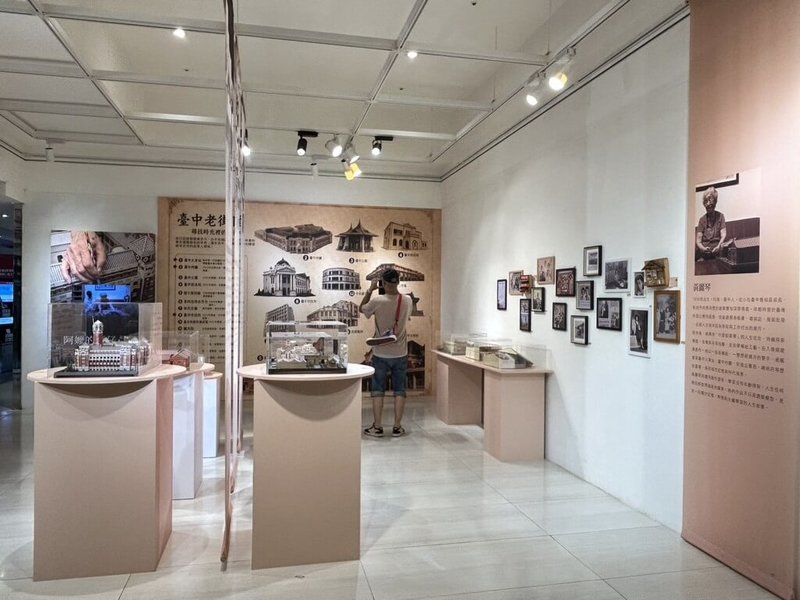 90歲素人藝術家黃麗琴即起至8月31日在台中舉辦微縮建築展,重現她以一雙巧手精緻打造的台中火車站、台中州廳、總統府等共計9件微縮作品。(中友百貨提供)中央社記者蘇木春傳真 115年7月18日