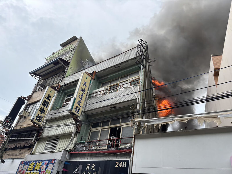 彰化市永樂街透天厝起火疑1人受困 消防搶救 | 社會 | 中央社 CNA 彰化市永樂街透天厝起火疑1人受困 消防搶救 | 社會 | 中央社 CNA