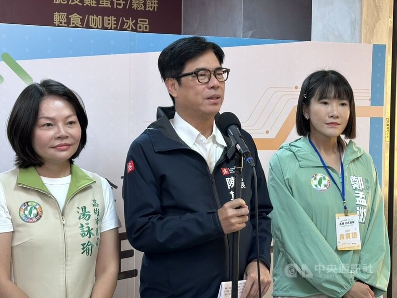 高雄市長陳其邁（中）18日上午出席高雄捷運高雄車站記者會，會前聯訪他針對問題油品提出回應，表示地方與中央應分工合作，而非將食安議題政治化。中央社記者林巧璉攝　115年7月18日