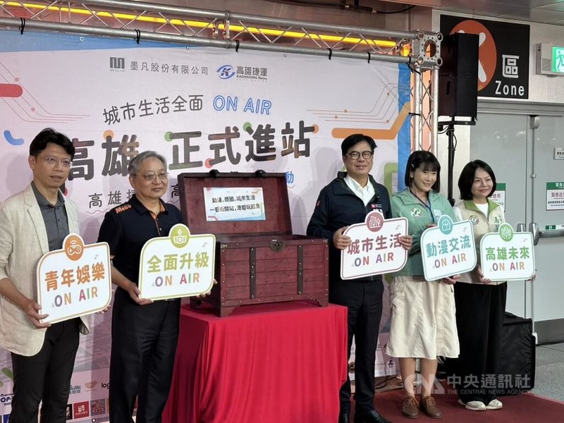 高雄市長陳其邁（右3）、高雄捷運公司董事長楊岳崑（左2）及墨凡公司總經理薛浚鴻（左）共同出席記者會，宣布高雄捷運R11高雄車站地下商場全面營運。中央社記者林巧璉攝　115年7月18日