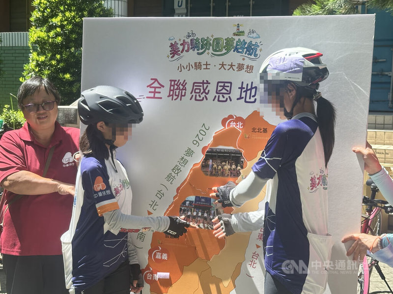 6名來自單親、隔代教養、特殊學習的兒少,完成4天400公里的單車挑戰,18日返回台中,在地圖上貼上行經縣市,展現完成的里程碑。中央社記者趙麗妍攝 115年7月18日