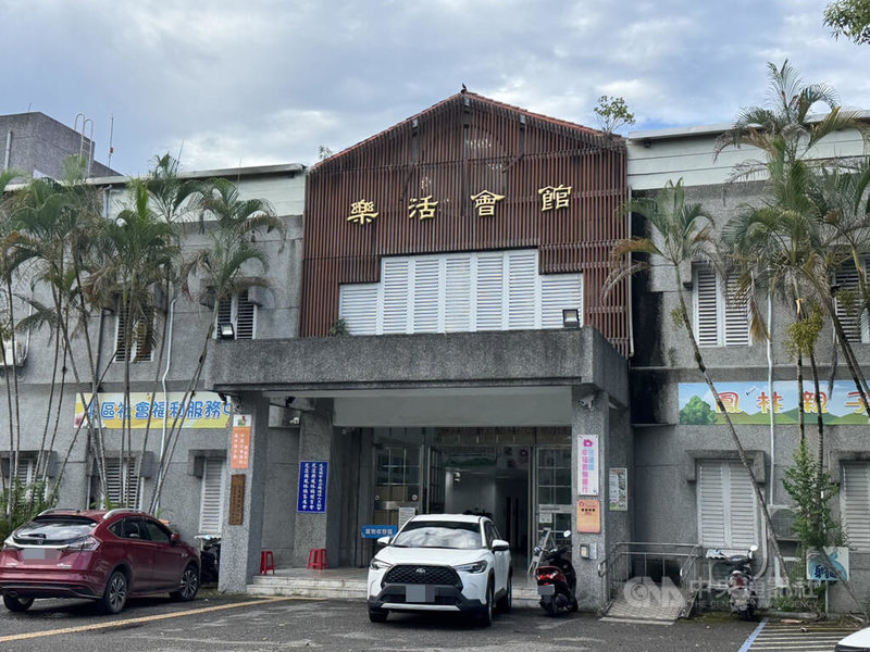 花蓮萬里溪堰塞湖蓄滿溢流時間浮動,中央災害應變中心有條件開放收容處所民眾外出,白天若天氣好且沒有溢流風險則可自由外出,入夜須返回。圖為鳳林鎮收容中心樂活會館。中央社記者張祈攝 115年7月18日