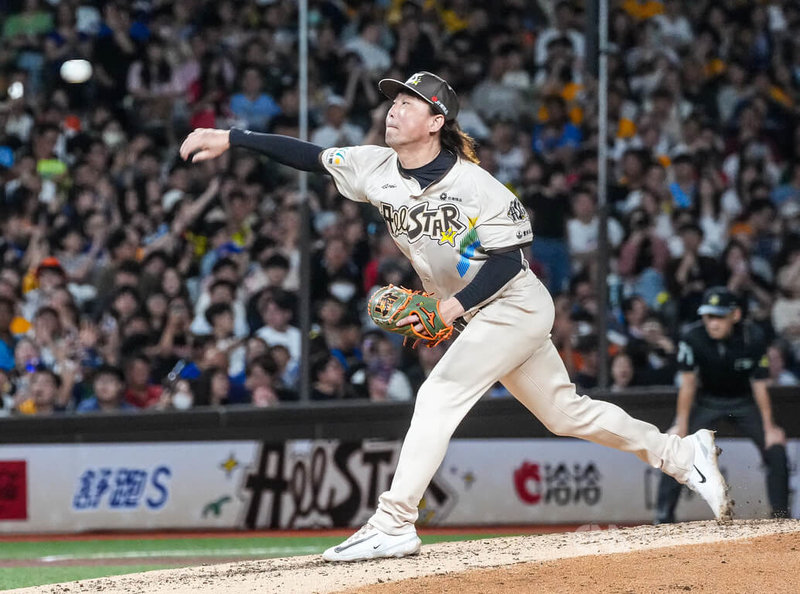 2026中華職棒明星對抗賽18日在台北大巨蛋火熱展開第一戰,TEAM STAR明星隊7局上使用「傳奇卡」,讓「火球餅」林岳平(圖)重返投手丘,再現昔日投球身手。中央社記者鄭清元攝 115年7月18日