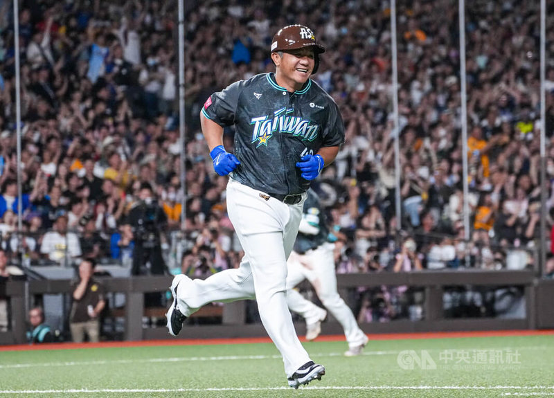 2026中華職棒明星對抗賽18日在台北大巨蛋開打,6局上,退役球星、「轉運手」官大元被敲出安打後,TEAM TAIWAN再推「傳奇卡」,由「森林王子」張泰山(圖)代打上陣,張泰山也順利敲安帶打點。中央社記者鄭清元攝 115年7月18日