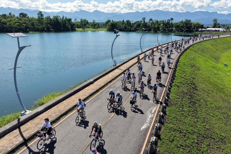 嘉義市「2026來嘉BIKE訪－騎聚好歡樂」活動18日登場，吸引全台各地自行車愛好者環繞湖光山色的蘭潭、仁義潭雙潭路線。（嘉義市政府提供）中央社記者黃國芳傳真　115年7月18日