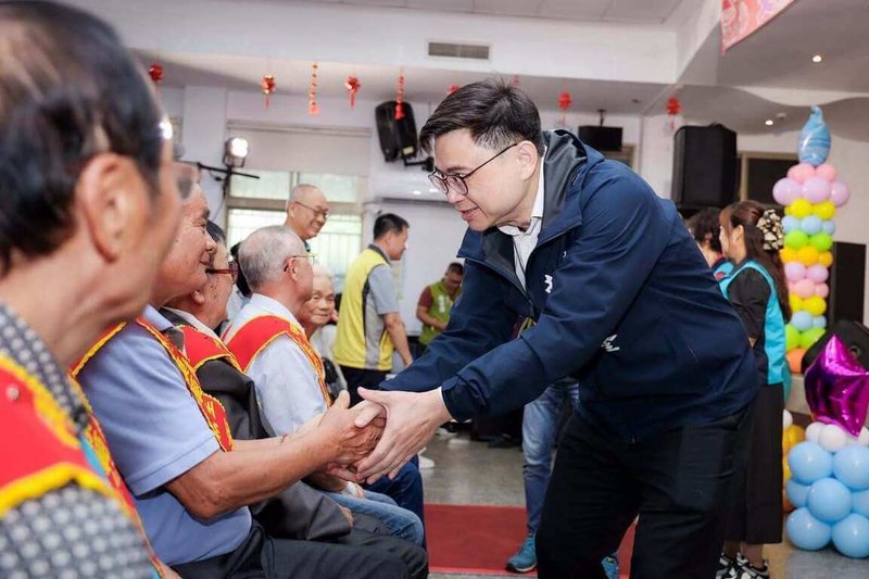 民進黨高雄市長參選人賴瑞隆（前右）18日上午先後前往甲仙、六龜等地與民眾「搏感情」，他先出席甲仙父母親節模範父母表揚活動，向現場長輩致意。（賴瑞隆辦公室提供）中央社記者林巧璉傳真　115年7月18日