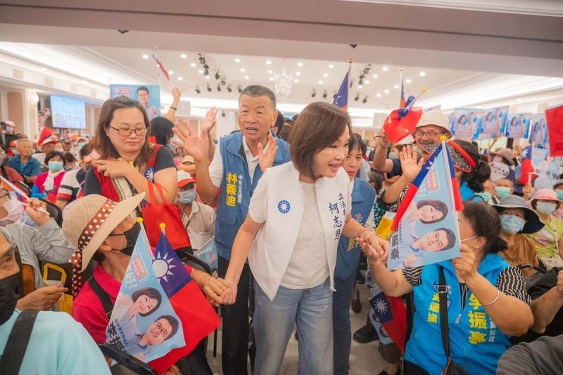 國民黨高雄市黨部18日前進大旗美地區舉辦黨員座談會,吸引約1500名支持者到場。黨籍高雄市長參選人柯志恩(前中)獲群眾熱情簇擁歡迎。(國民黨高雄市黨部提供)中央社記者林巧璉傳真 115年7月18日