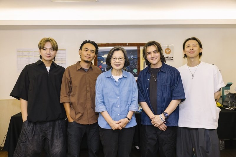 滅火器樂團18日晚間在台北小巨蛋舉辦ON FIRE DAY演唱會，前總統蔡英文（中）也親自到場支持並合影。（火氣音樂提供）中央社記者王心妤傳真 115年7月18日