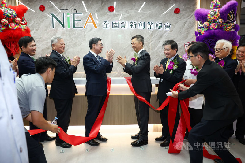 新創總會新北辦公室18日舉行開幕活動,外交部長林佳龍(後排左起)、總統府資政沈榮津、行政院長卓榮泰等嘉賓出席,與總會長邱銘乾(後左4)一同為辦公室揭幕,眾人開心鼓掌慶祝。中央社記者王騰毅攝 115年7月18日