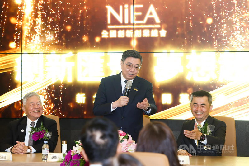 新創總會新北辦公室18日舉行開幕活動,行政院長卓榮泰(中)出席致詞向總會長邱銘乾(右)表達祝賀,也說明政府近年對新創產業與中小企業的政策支持。中央社記者王騰毅攝 115年7月18日