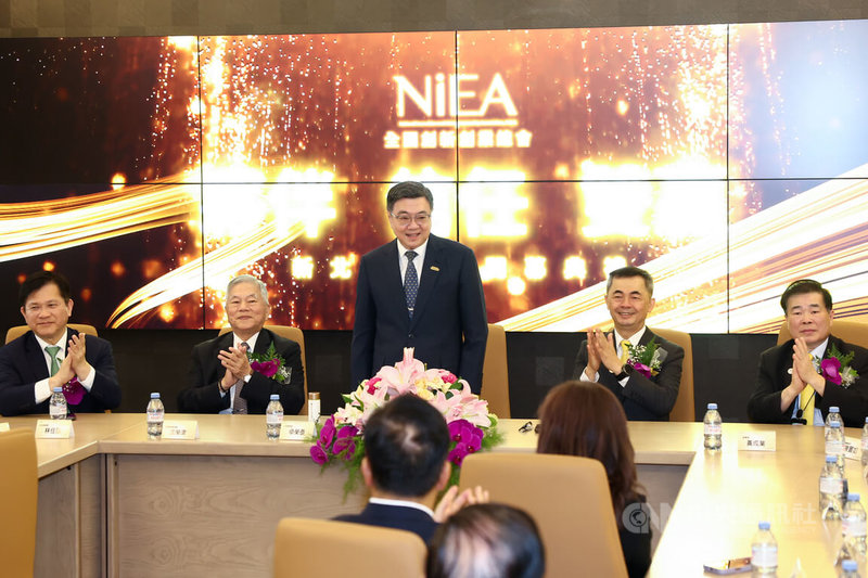 新創總會新北辦公室18日舉行開幕活動,外交部長林佳龍(後排左起)、總統府資政沈榮津、行政院長卓榮泰等嘉賓出席,與總會長邱銘乾(後右2)一同慶祝辦公室啟用。中央社記者王騰毅攝 115年7月18日