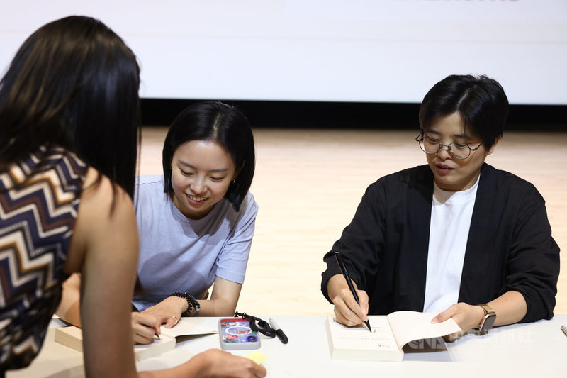 「英語世界的台灣敘事:文學翻譯與議題報導的視法與實踐」講座18日在台北中正紀念堂舉行,特別邀請小說「臺灣漫遊錄」譯者金翎(左)與談,作者楊双子(右)也現身聽講,會後2人並幫幸運讀者簽書。中央社記者王騰毅攝 115年7月18日