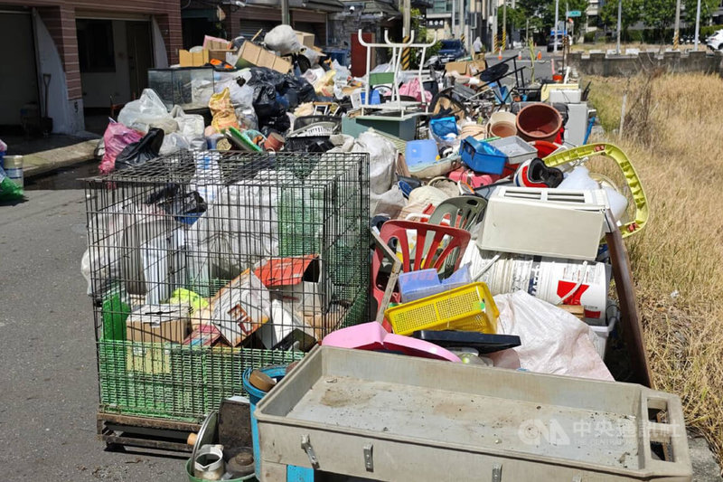 台南市永康區76歲許姓婦人平日獨居在4層樓透天厝，因堆放大量回收物影響環境，里長在取得許婦同意後，18日動員志工清出逾27噸雜物。中央社記者楊思瑞攝　115年7月18日
