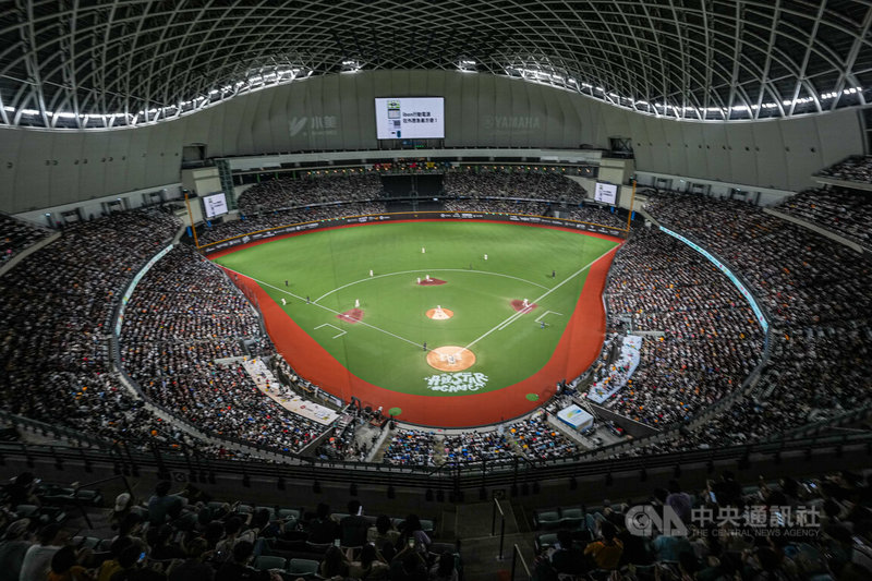 2026中華職棒明星對抗賽18日起連續2天在台北大巨蛋登場,首日即吸引大批球迷進場觀戰,場內氣氛熱烈。中央社記者鄭清元攝 115年7月18日