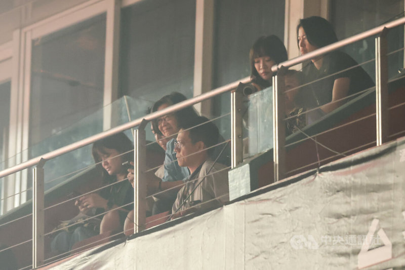 搖滾樂團滅火器成軍26年首度攻蛋,18日晚間在台北小巨蛋舉辦ON FIRE DAY演唱會,前總統蔡英文(後左2)親自到場支持。中央社記者裴禛攝 115年7月18日