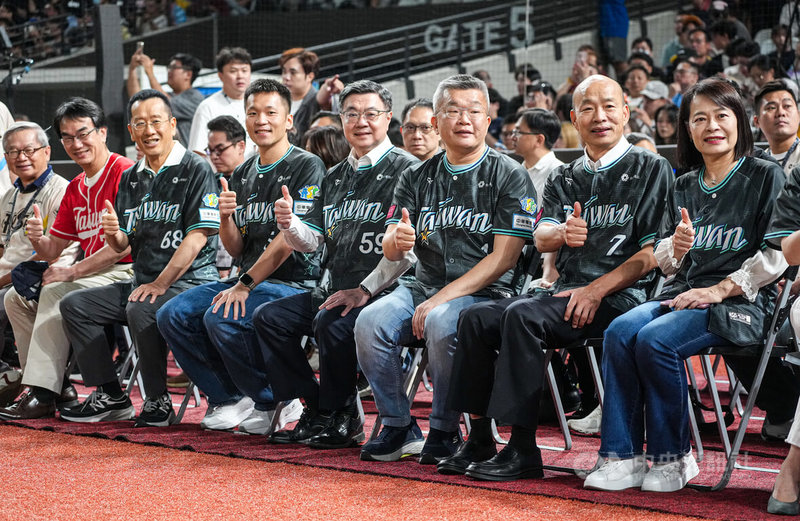2026中華職棒明星對抗賽18日在台北大巨蛋舉行,國防部長顧立雄(前左3起)、運動部長李洋、行政院長卓榮泰、中職會長蔡其昌、立法院長韓國瑜等人皆出席支持,在場邊豎起大拇指合影。中央社記者鄭清元攝 115年7月18日
