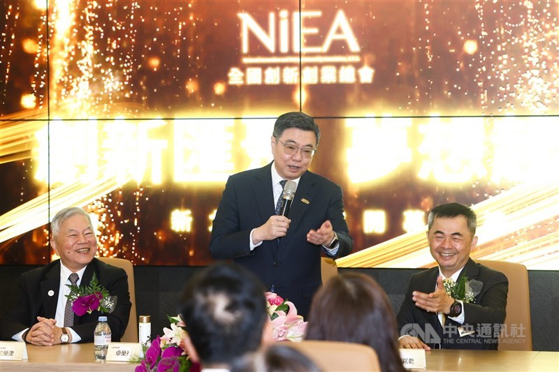 新創總會新北辦公室18日舉行開幕活動,行政院長卓榮泰(中)出席致詞向總會長邱銘乾(右)表達祝賀,也說明政府近年對新創產業與中小企業的政策支持。 中央社記者王騰毅攝 115年7月18日