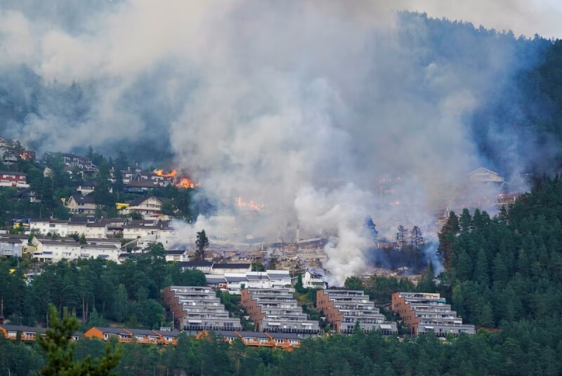挪威南部德拉曼市17日發生重大火災，逾百戶住宅全毀，數百名居民緊急撤離。（Thomas Fure/NTB/via 路透社）