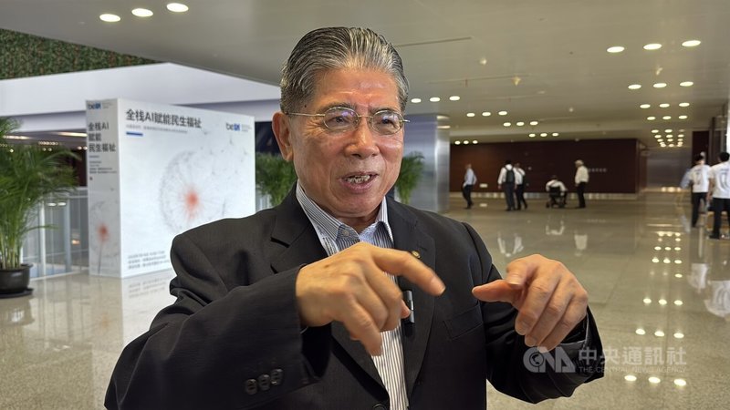 2026世界人工智能大會暨人工智能全球治理高級別會議(WAIC)17至20日在上海舉行,18日上午在上海世博中心召開「兩岸人工智能融合發展創新論壇」,台灣研發管理經理人協會理事長羅仁權進行演講,並在場外接受媒體訪問。中央社記者廖文綺上海攝 115年7月18日
