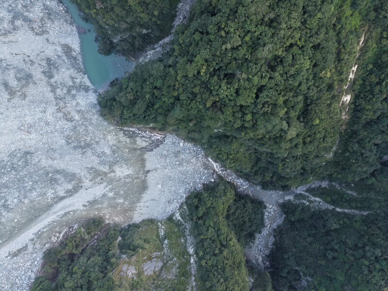 萬里溪堰塞湖水位達警戒值，溢流時間預估延至19日晚間9時。（林保署提供）