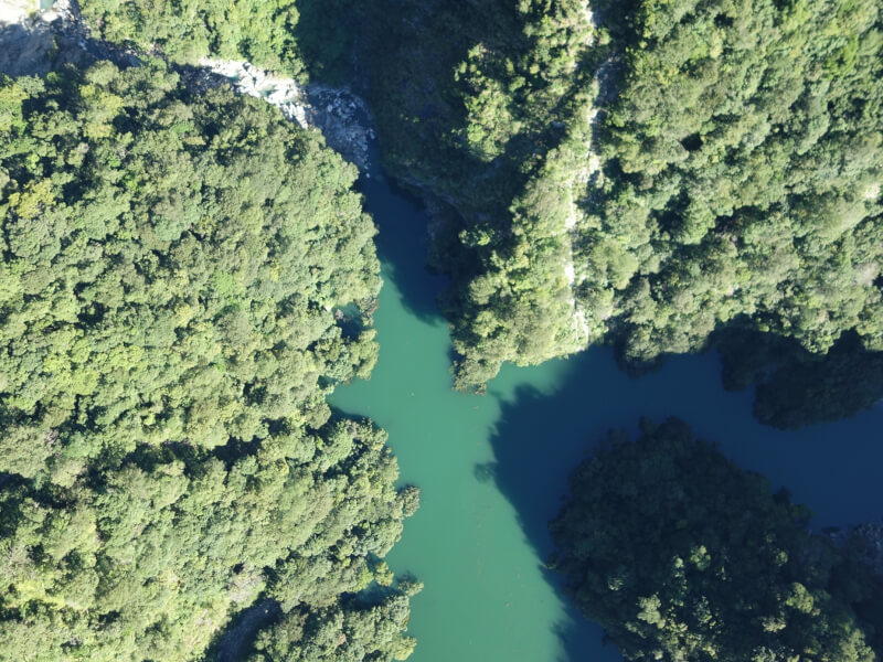 萬里溪堰塞湖18日空拍照。(圖取自林業保育署花蓮分署網頁hualien.forest.gov.tw)