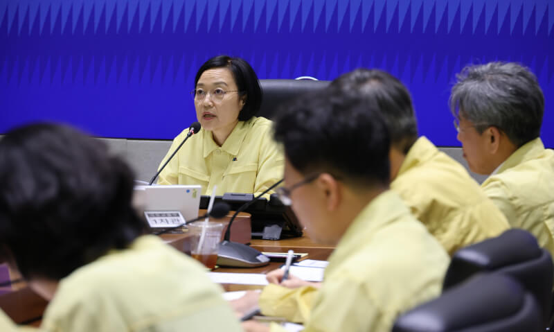 韓國首都圈、中部各地及慶尚北道一帶，因連夜豪雨傳出住宅淹水等災情。國務總理韓聖淑（後）指示應迅速展開緊急復原工作，另向災民表達慰問。（韓聯社）