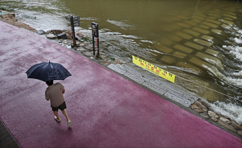 韓國首爾西大門區弘濟川水位因豪雨上升，跳石道18日封閉管制。（韓聯社）