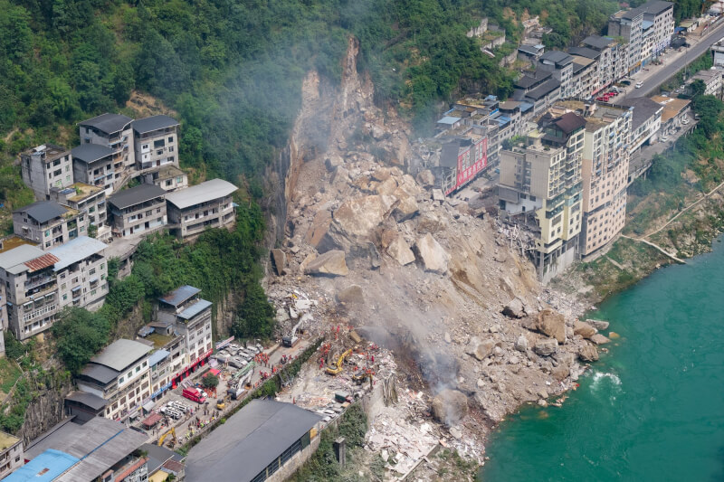 中國重慶市彭水縣17日發生山崩。（中新社）