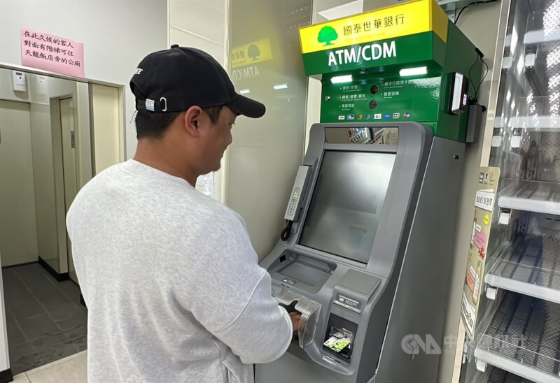 金管會表示，截至5月底已有15家金融機構，合計約1600台ATM試行臉部遮蔽示警功能。（示意圖／中央社檔案照片）