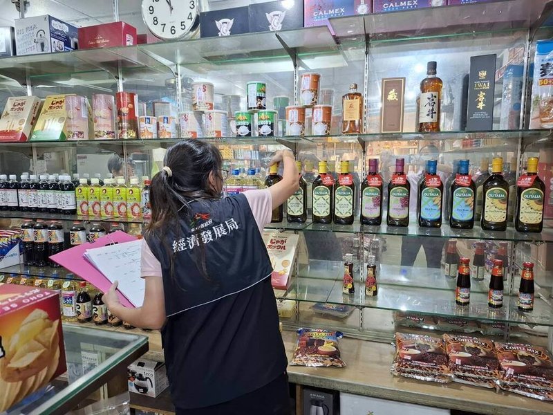中聯油品驗出致癌物超標，台中市政府持續稽查，19日公布第3批至第18批預防性下架產品全國第2層下游業者名單，台中市第3層以下受影響業者名單再新增8家，包括早餐店、商行等。（台中市府提供）中央社記者蘇木春傳真　115年7月19日