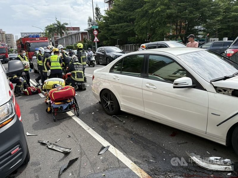 台中市豐原區19日下午發生5輛汽車追撞事故，另有1部機車遭夾擊，消防局獲報到場，救出汽車駕駛及乘客3人，多為擦挫傷、意識清楚；機車騎士無生命徵象（OHCA），送醫搶救。（翻攝照片）中央社記者蘇木春傳真　115年7月19日