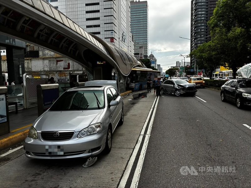 男違規駛進台中公車專用道 害公車撞進站共釀4傷 | 社會 | 中央社 CNA 男違規駛進台中公車專用道 害公車撞進站共釀4傷 | 社會 | 中央社 CNA