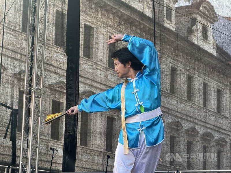 台灣舞者李高嘉登上布拉格民俗節,透過武術熱情演繹經典曲目「追追追」,張力十足的肢體表現,令觀眾印象深刻。中央社記者劉郁葶布拉格攝 115年7月19日