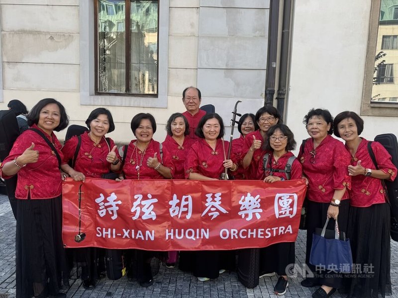 台中「詩弦胡琴樂團」登上布拉格民俗節,以二胡演奏「阿美族舞曲」,以及包含「思慕的人」、「雨夜花」、「農村酒歌」在內的台灣民謠組曲,和「清境法身佛」與「賽馬」,展現東方弦樂的萬千姿態。中央社記者劉郁葶布拉格攝 115年7月19日