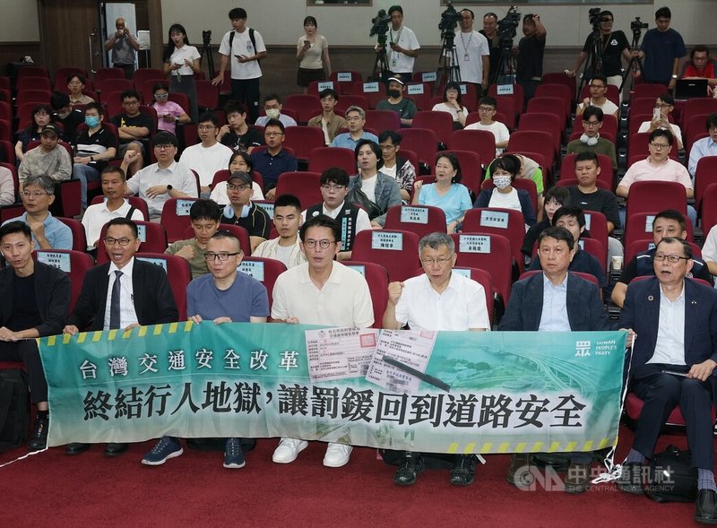 台灣交通安全改革研討會19日在台北舉辦,民眾黨主席黃國昌(前中)、創黨主席柯文哲(前右3)、立法院黨團總召陳清龍(前左2)等人出席,共同呼籲「終結行人地獄,讓罰鍰回到道路安全」。中央社記者郭日曉攝 115年7月19日