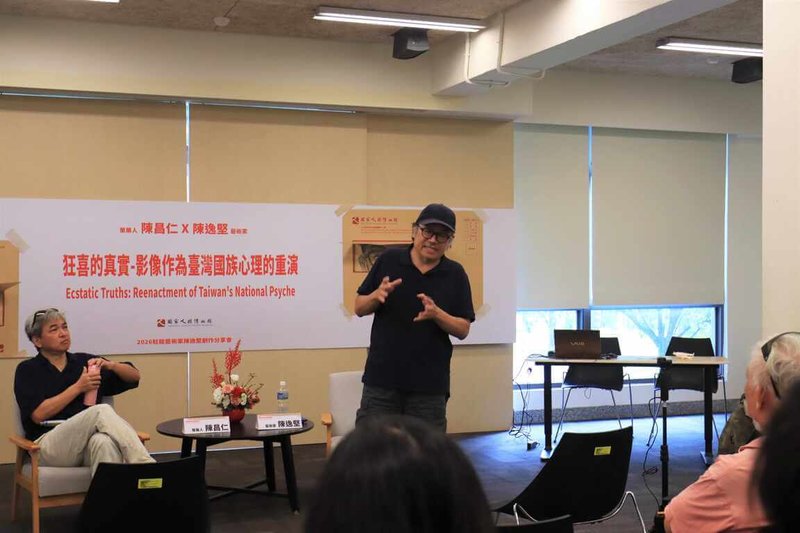 國家人權博物館18日在景美園區舉辦駐館藝術家陳逸堅（站者）創作分享會「狂喜的真實：影像作為台灣國族心理的重演」，邀請陳逸堅與資深策展人、電影學者陳昌仁（左）對談。（人權館提供）中央社記者趙靜瑜傳真　115年7月19日
