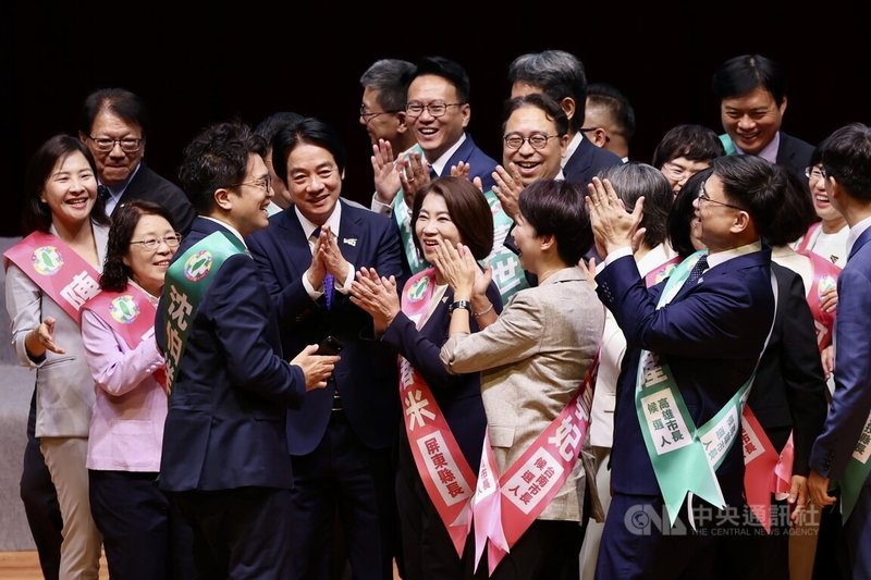 民主進步黨19日在台北國際會議中心舉行全國黨員代表大會,兼任黨主席的總統賴清德(前左2)與多名黨籍縣市長參選人,一同給台北市長參選人沈伯洋(前左)加油打氣。中央社記者王飛華攝 115年7月19日