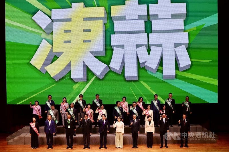 民主進步黨19日在台北國際會議中心召開全國黨員代表大會，身兼黨主席的總統賴清德（前排左5）與黨籍縣市長參選人同台，齊喊「凍蒜」，展現大團結氣勢。中央社記者王飛華攝　115年7月19日