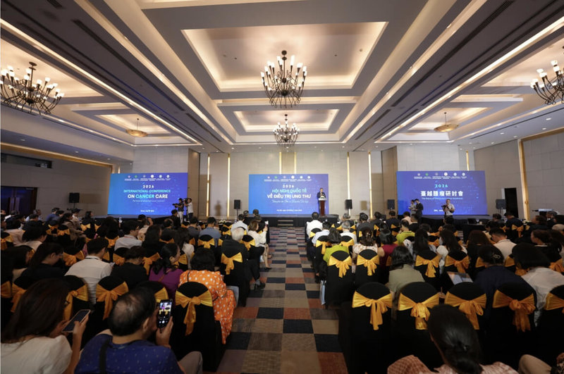 第3屆台越醫療研討會18日舉行,為台北榮總連續3年於越南主辦大型台越醫療交流盛會,也是歷年規模最大的一次,吸引逾400位醫療專家、政府代表、醫院管理者等參與。圖為駐越南代表劉世忠於開幕致詞。(台北榮總提供)中央社記者曾婷瑄台北傳真 115年7月19日