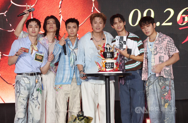 歌手、演員蕭景鴻(右3)推出首張個人專輯「蕭景鴻Edy Hsiao」,19日下午在台北市信義區香堤大道廣場舉辦簽唱會,男團FEniX到場力挺,送上生日蛋糕為他慶生。中央社記者張新偉攝 115年7月19日