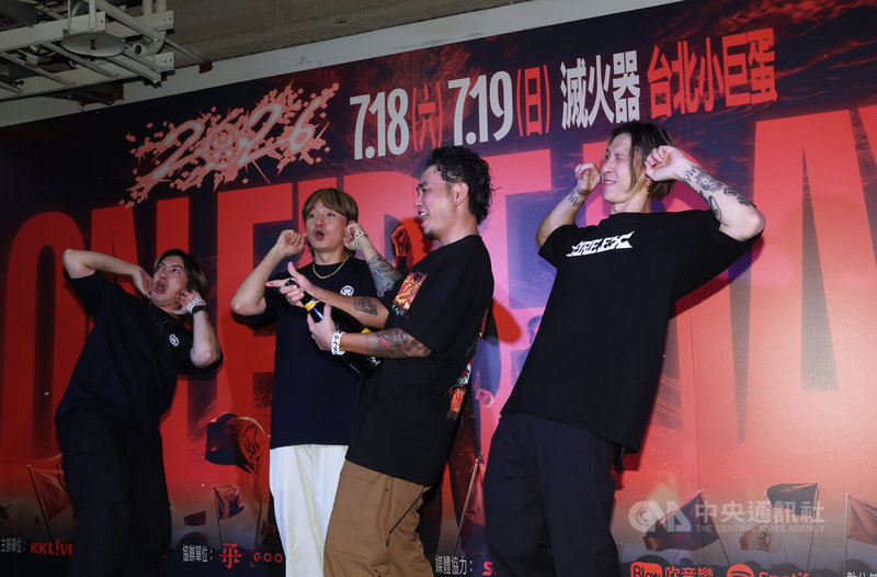搖滾樂團滅火器ON FIRE DAY演唱會第2場19日晚間在台北小巨蛋落幕，團員一同在後台開香檳，慶祝演唱會圓滿成功。中央社記者趙世勳攝　115年7月19日