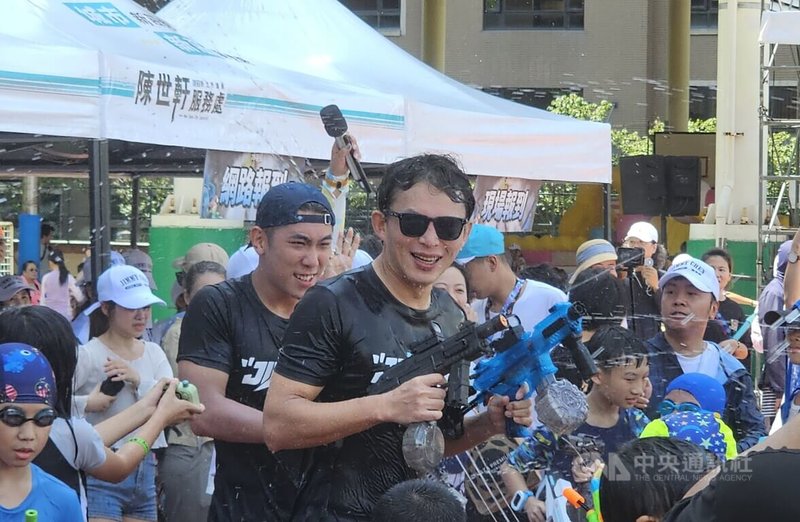 新莊水樂園親子同樂 黃國昌陳世軒遭水槍樂趣圍攻 | 地方 | 中央社 CNA 新莊水樂園親子同樂 黃國昌陳世軒遭水槍樂趣圍攻 | 地方 | 中央社 CNA