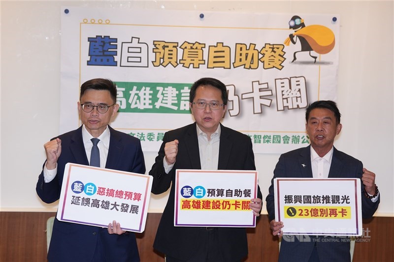 圖為民進黨立法委員邱志偉（中）。（中央社檔案照片）