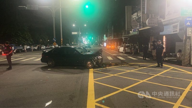 劉姓男子19日凌晨酒後開車，行經台中市大里區時，先失控追撞停放路肩的事故車輛，再撞上到場處理事故的警車，警方將劉男依公共危險罪嫌送辦。（翻攝照片）中央社記者蘇木春傳真　115年7月19日